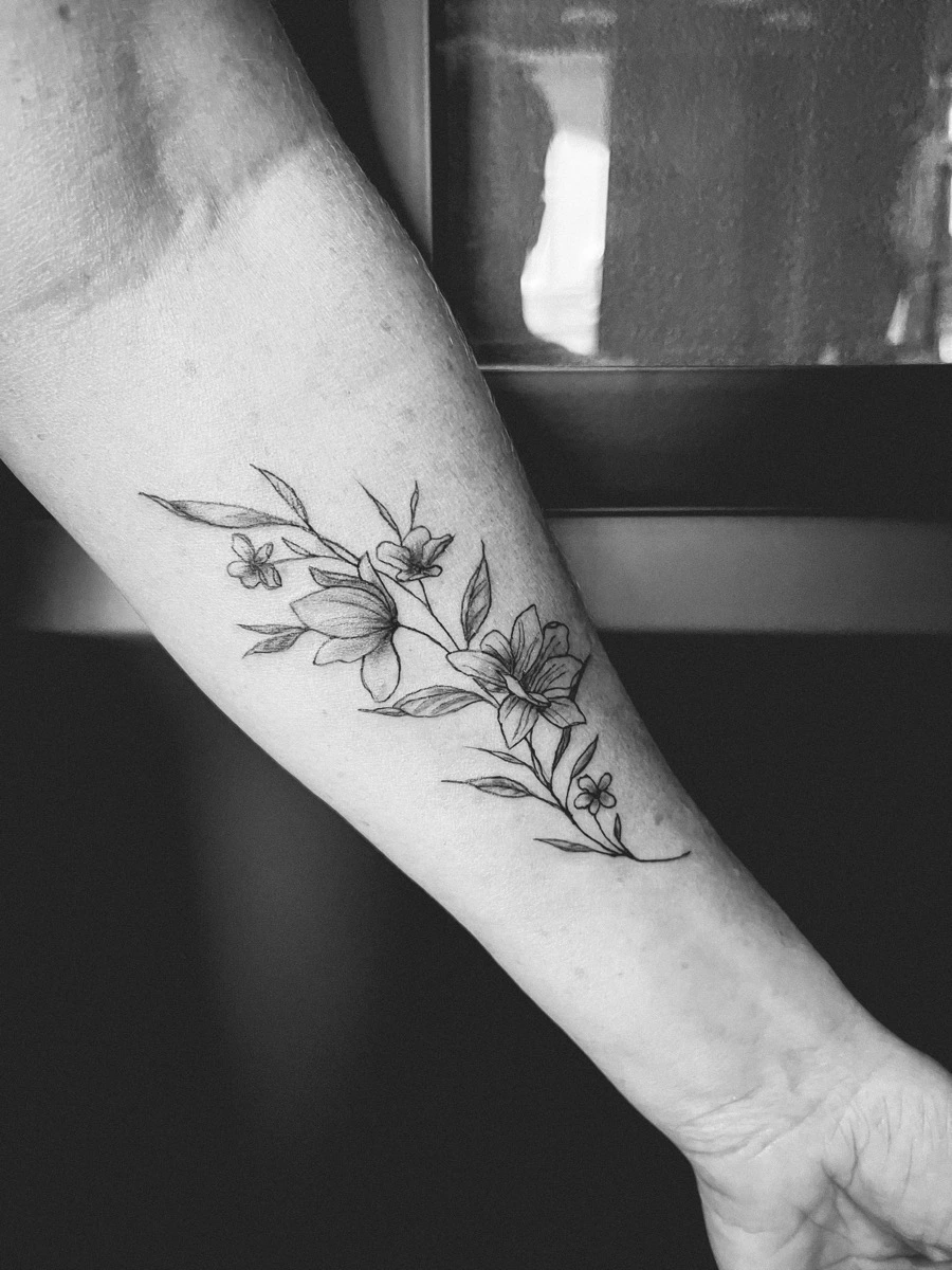 fleur tatouée sur un avant bras - taouage
