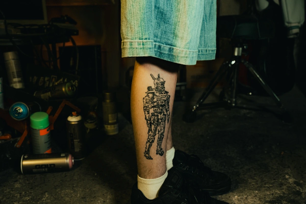 robot tatoué sur un mollet photo en couleur - taouage