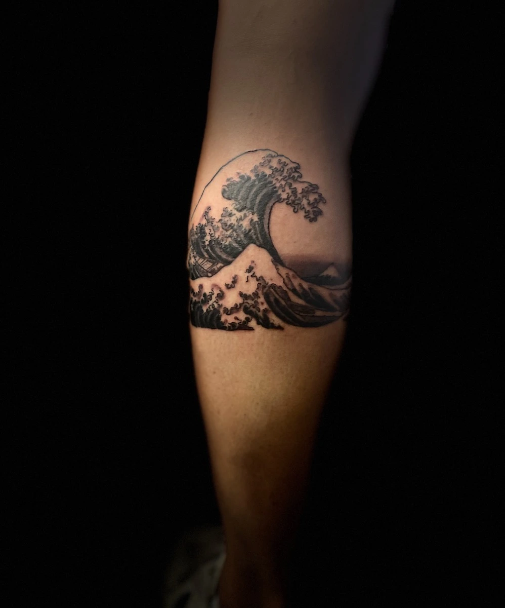 Great Wave d'Hokusai tatouée sur un mollet - taouage